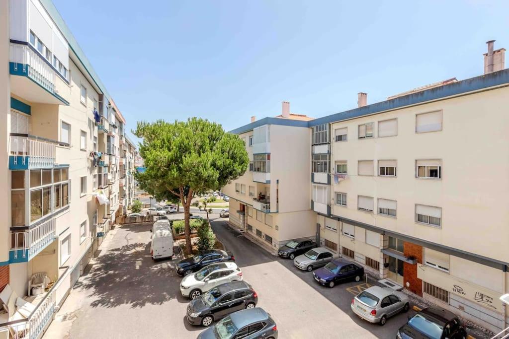 Lovely 3-Bedroom Condo W/ Free Parking On Premises Queluz Exterior foto