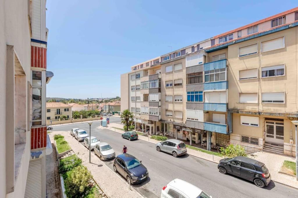 Lovely 3-Bedroom Condo W/ Free Parking On Premises Queluz Exterior foto