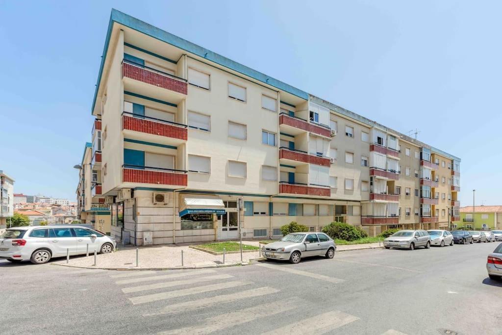 Lovely 3-Bedroom Condo W/ Free Parking On Premises Queluz Exterior foto